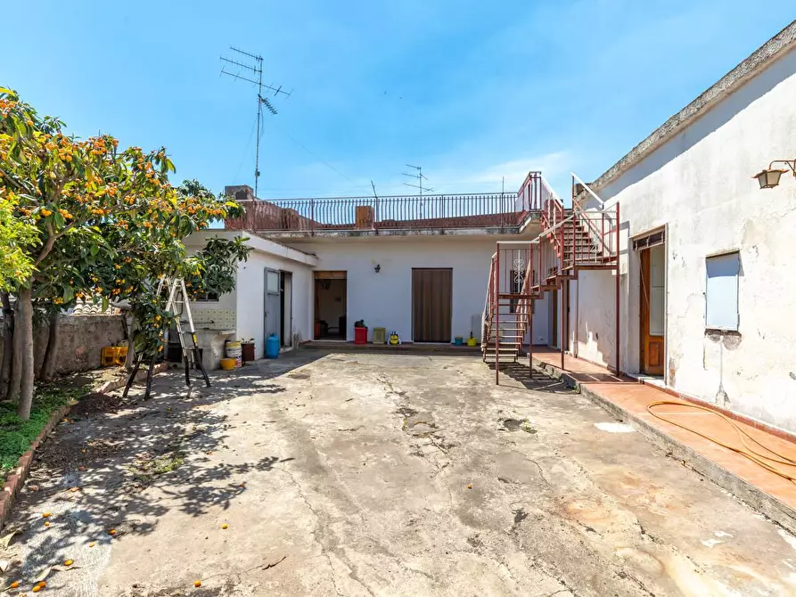 Immagine 1 di Casa indipendente in vendita  in Via Tropea a Aci Catena