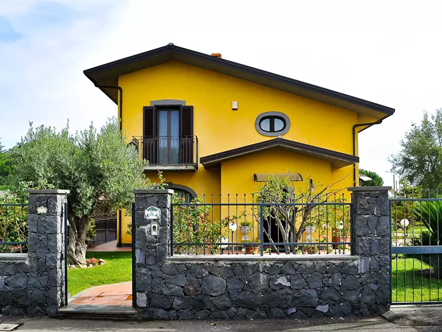 Immagine 1 di Villa in vendita  a Gravina Di Catania