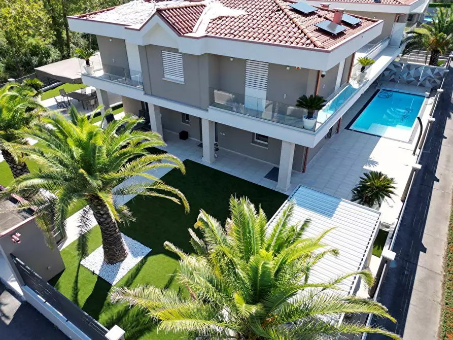 Immagine 1 di Villa in vendita  a Desenzano Del Garda