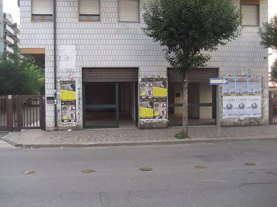 Immagine 1 di Negozio in affitto  in via panebianco a Cosenza