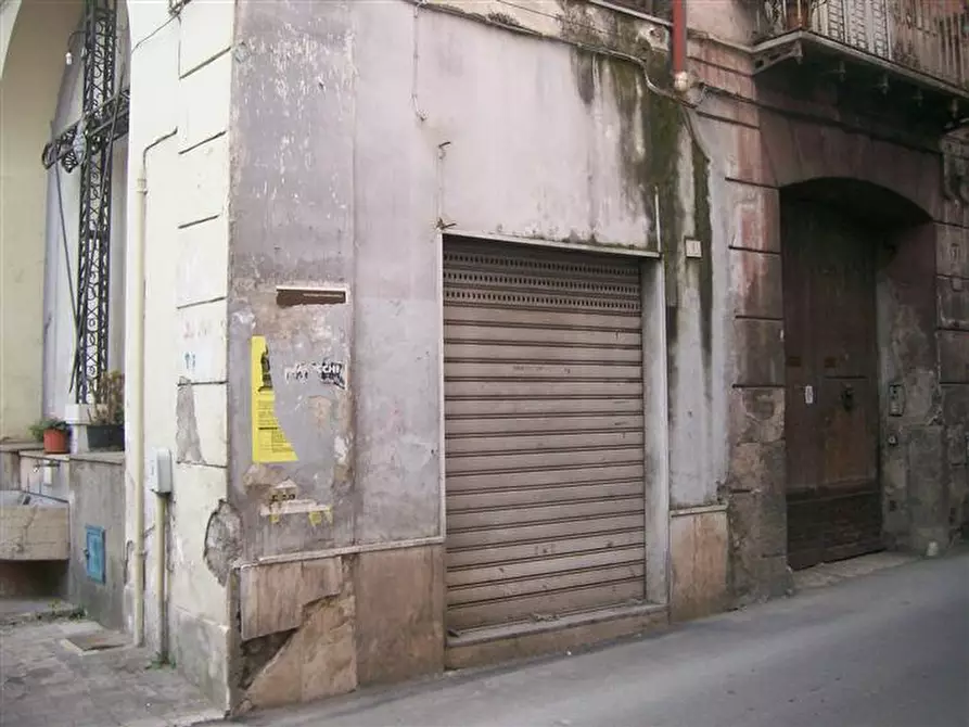 Immagine 1 di Negozio in vendita  in Via Landi a Caserta
