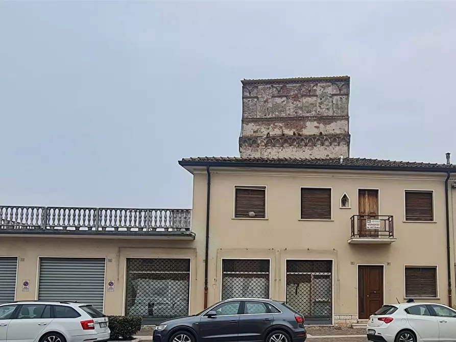 Immagine 1 di Palazzo in vendita  in via Roma a Povegliano Veronese