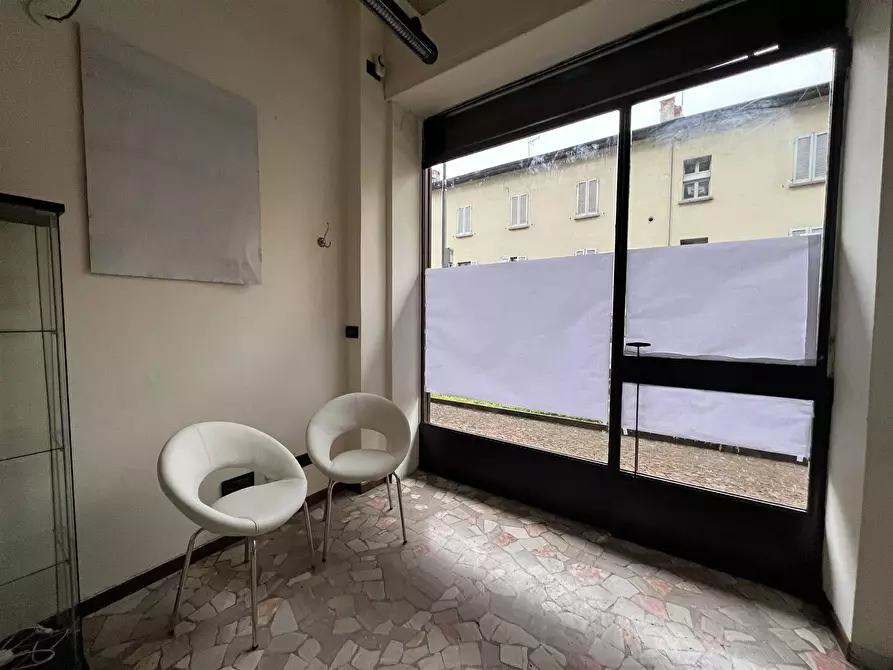 Immagine 1 di Negozio in affitto  in Via Trieste a Sondrio