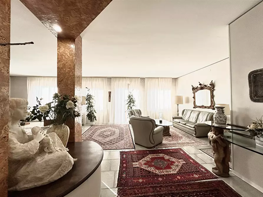 Immagine 1 di Appartamento in vendita  a Piacenza