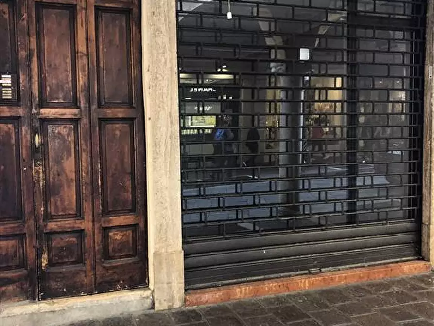 Immagine 1 di Locale commerciale in affitto  a Mantova