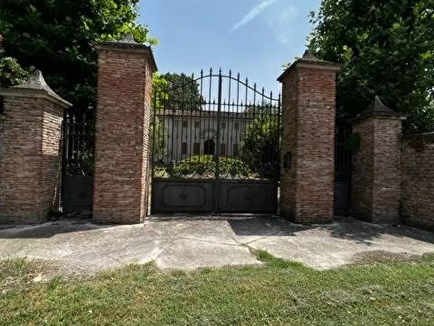 Immagine 1 di Villa in vendita  a San Benedetto Po