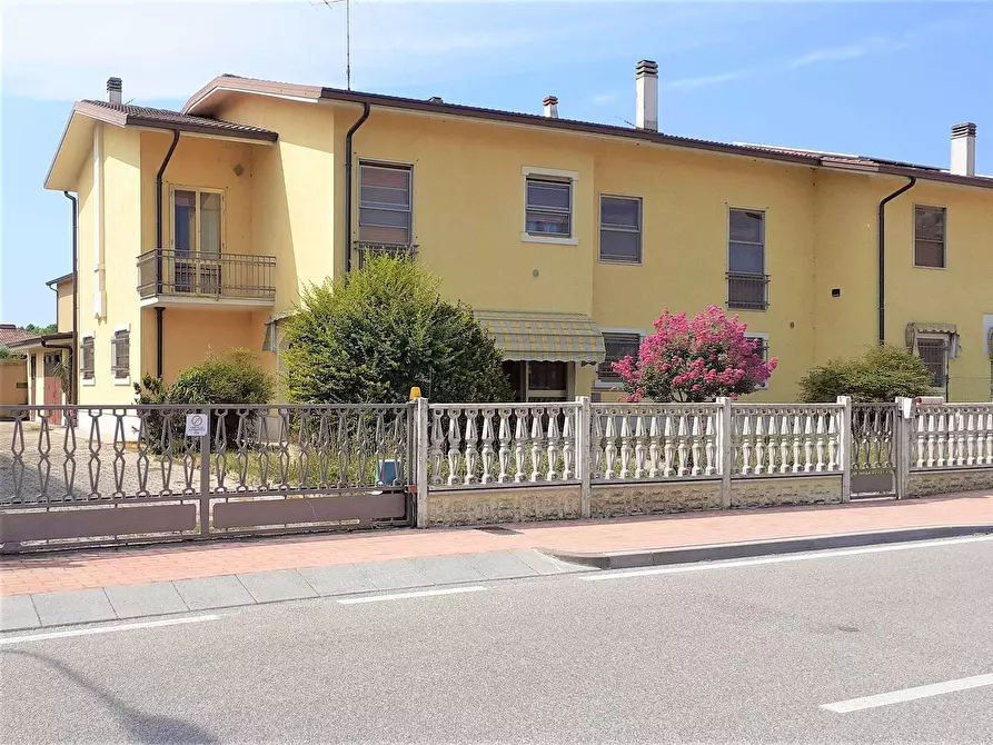 Immagine 1 di Villa in vendita  in via Magri a Mantova