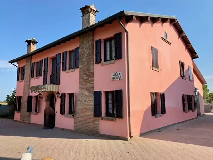 Immagine 1 di Villa in vendita  a Mirandola