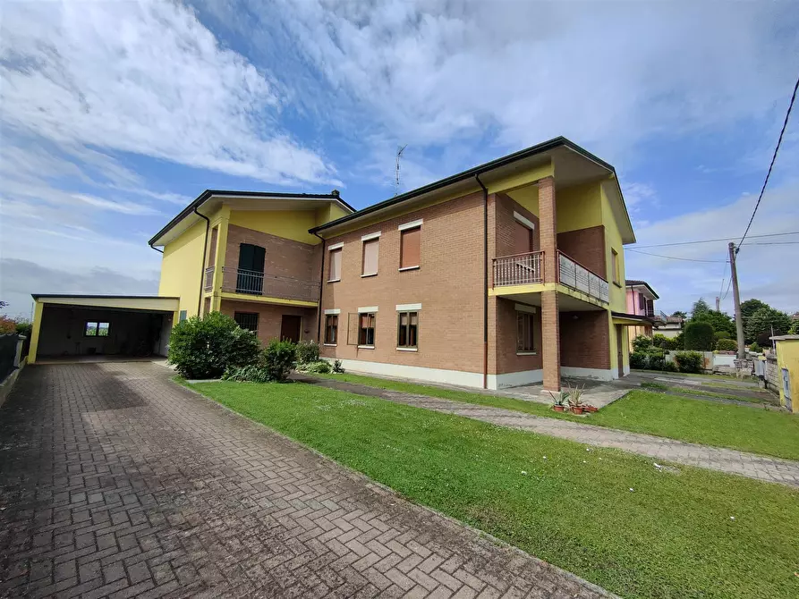 Immagine 1 di Casa indipendente in vendita  a Reggiolo