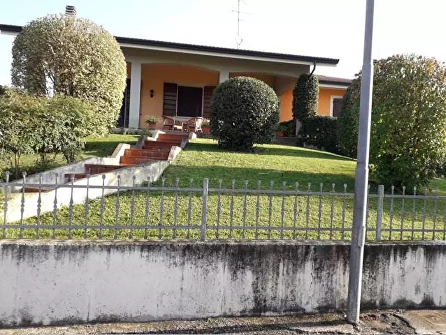 Immagine 1 di Villa in vendita  a Goito