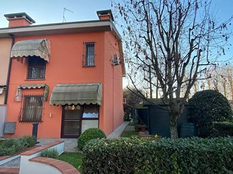 Immagine 1 di Villa in vendita  in via solazzi a Viadana