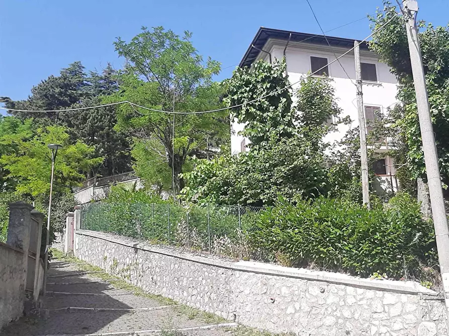Immagine 1 di Villa in vendita  in Via S. Rocco a Tagliacozzo