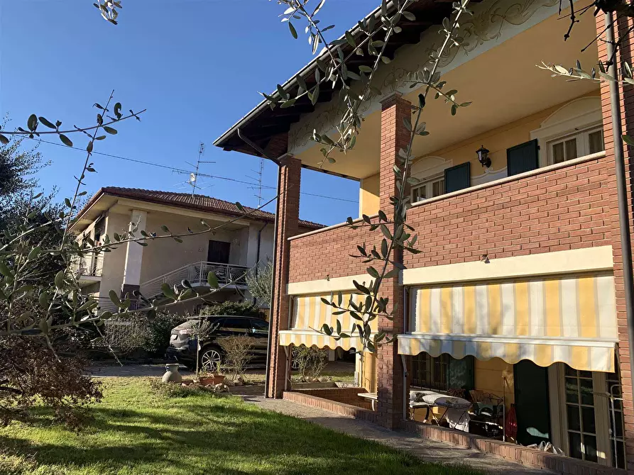 Immagine 1 di Villa in vendita  a Oleggio