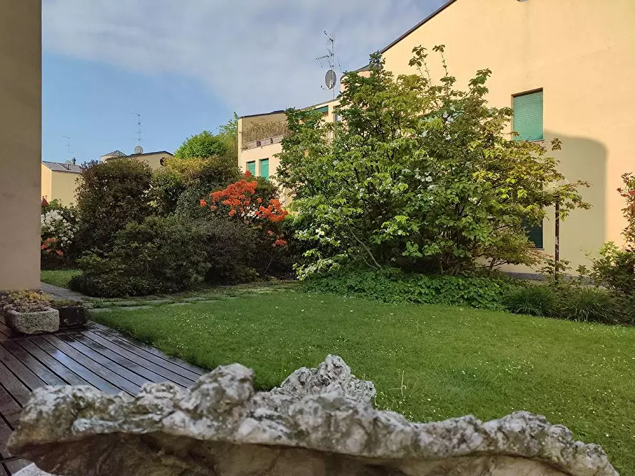 Immagine 1 di Villa in vendita  in via dell'Orto a Saronno