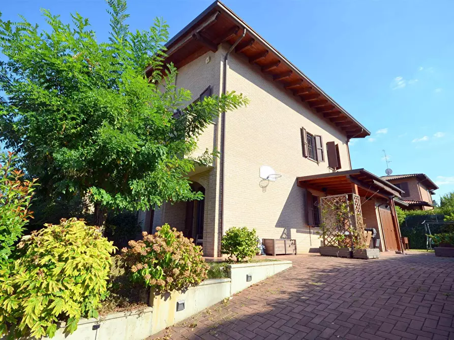Immagine 1 di Villa in vendita  in Via de gasperi a Valsamoggia