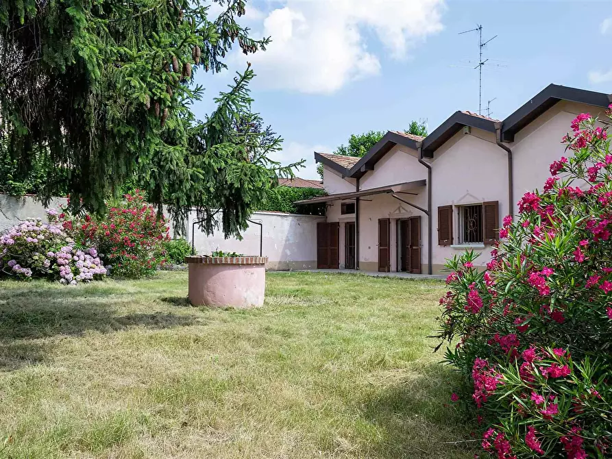 Immagine 1 di Villa in vendita  a Grezzago