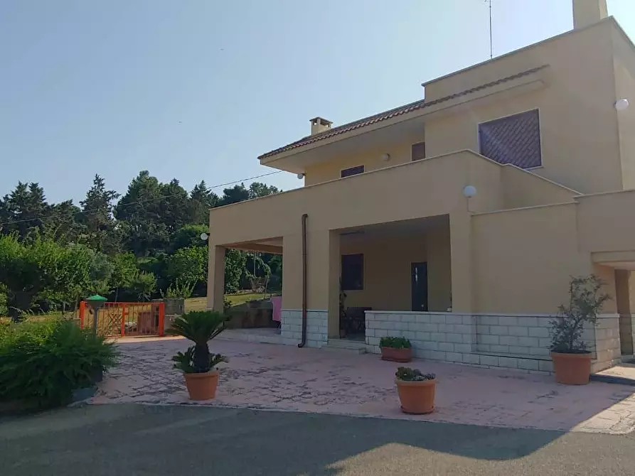 Immagine 1 di Villa in vendita  in VIA ALBEROBELLO a Martina Franca