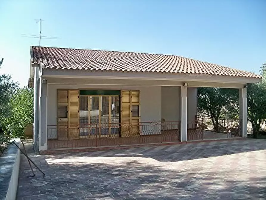 Immagine 1 di Villa in vendita  in C/da Canalicchio / Giardinello a Pietraperzia