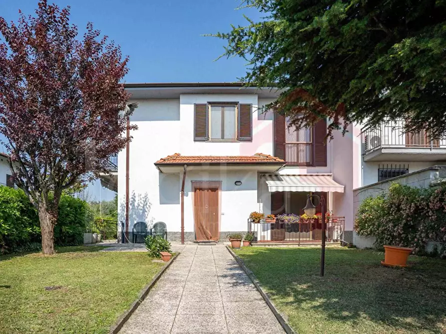 Immagine 1 di Villa in vendita  in Via Volta a Albuzzano