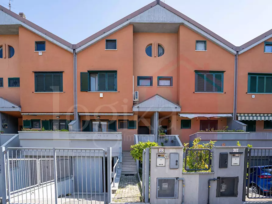 Immagine 1 di Villa in vendita  in Via Gandhi a Buccinasco