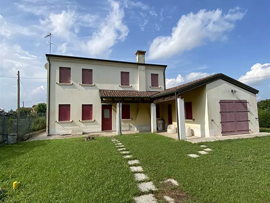 Immagine 1 di Villa in vendita  in VIA PONTINOVI a Adria