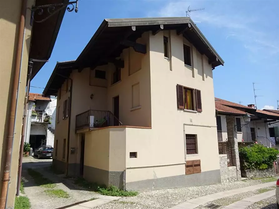 Immagine 1 di Casa indipendente in vendita  in Via Cairoli a Baveno