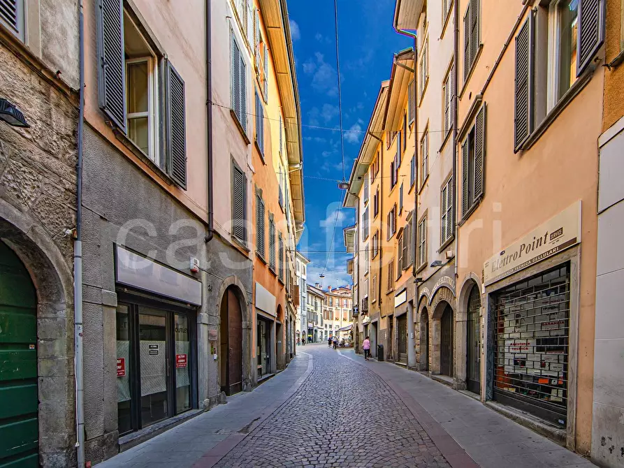 Immagine 1 di Attività commerciale in affitto  in via sant'alessandro a Bergamo