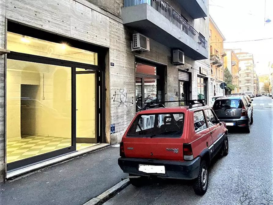 Immagine 1 di Negozio in affitto  in VIA DONADONI a Trieste