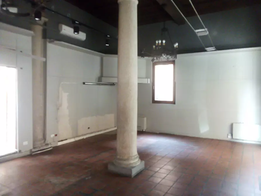 Immagine 1 di Negozio in affitto  a Treviglio