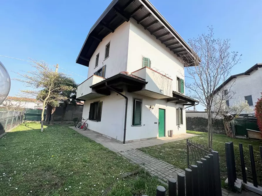 Immagine 1 di Villa in vendita  in VIA EINAUDI a Cologno Al Serio