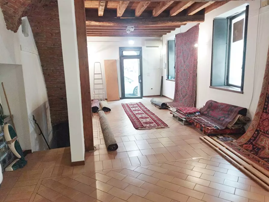 Immagine 1 di Negozio in affitto  a Brescia