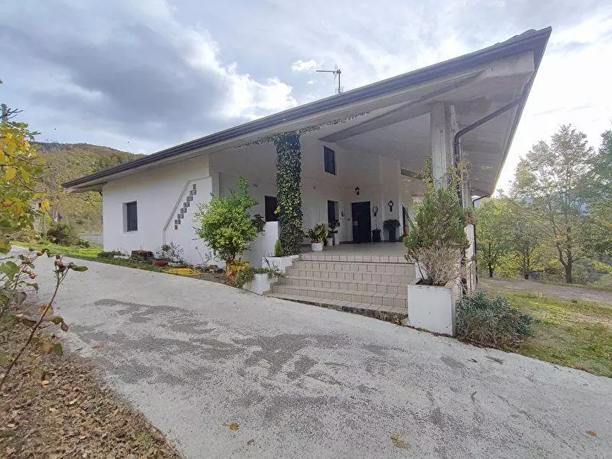 Immagine 1 di Villa in vendita  a Balvano