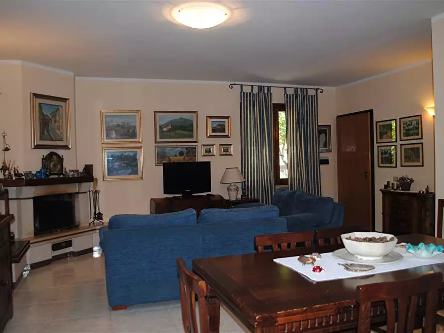 Immagine 1 di Villa in vendita  a Cetona