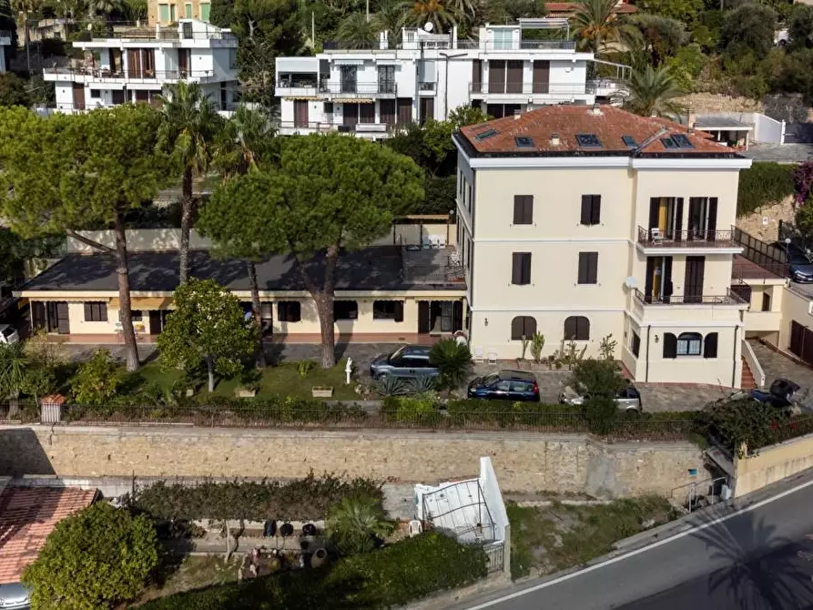 Immagine 1 di Villa in vendita  a Bordighera