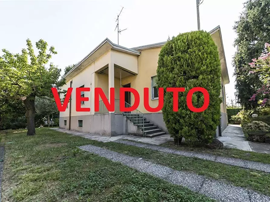 Immagine 1 di Villa in vendita  in Via Vespucci a Zibido San Giacomo