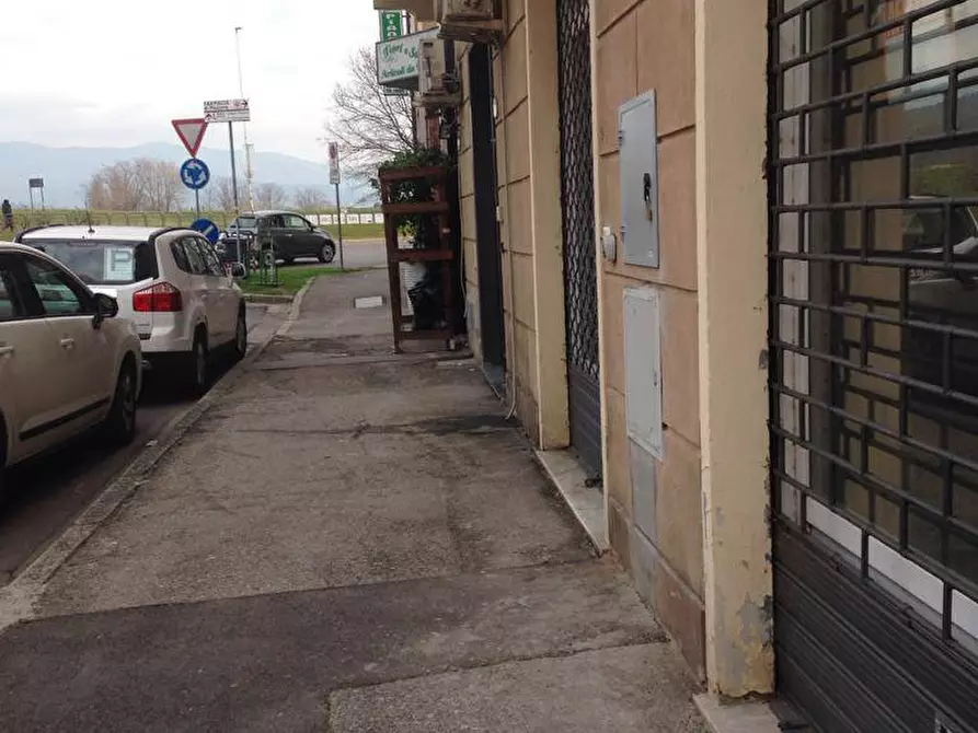 Immagine 1 di Locale commerciale in affitto  in Via catani a Prato