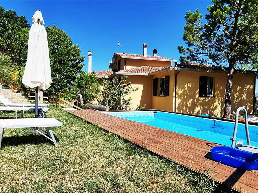 Immagine 1 di Villa in vendita  a San Severino Marche