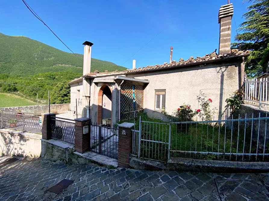 Immagine 1 di Casa indipendente in vendita  a Castelraimondo