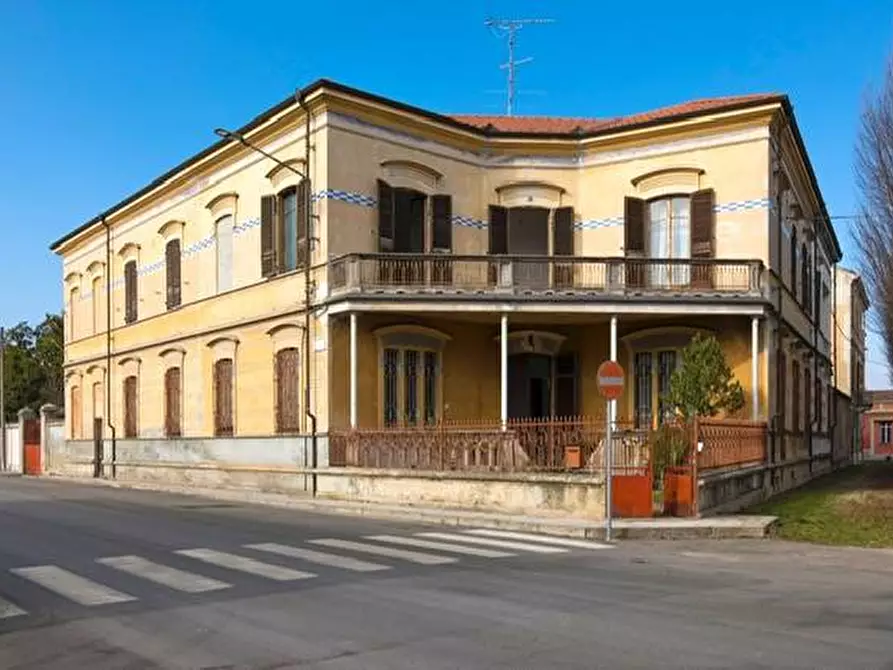 Immagine 1 di Villa in vendita  in paizza Dante a Trino Vercellese