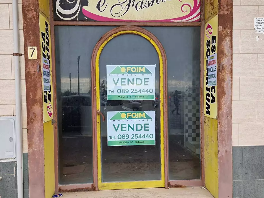 Immagine 1 di Negozio in vendita  a Salerno