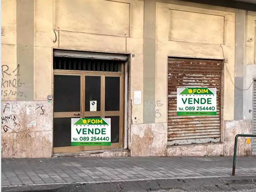 Immagine 1 di Negozio in vendita  a Salerno