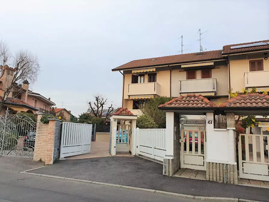 Immagine 1 di Villa in vendita  in VIA GIOVANNI VERGA a Paderno Dugnano