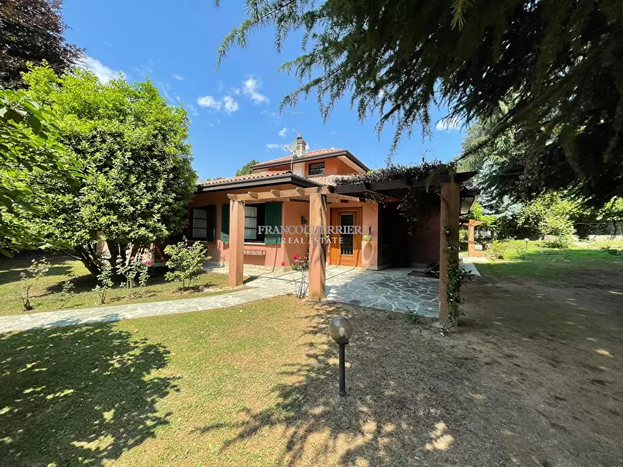 Immagine 1 di Villa in vendita  in Via Roma a Casatenovo