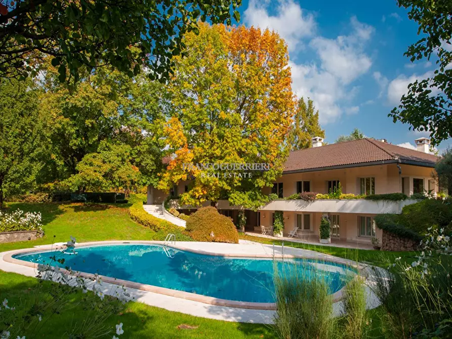 Immagine 1 di Villa in vendita  in Via De Gasperi a Casatenovo
