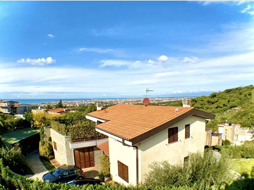 Immagine 1 di Villa in vendita  a Livorno