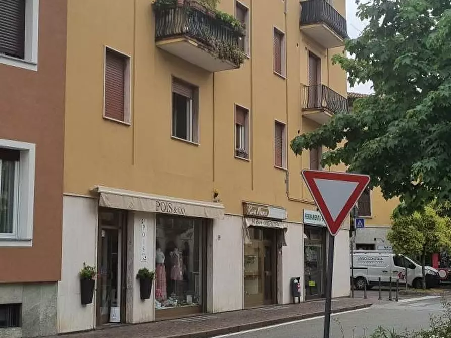 Immagine 1 di Palazzo in vendita  in Via Cavour a Oggiono