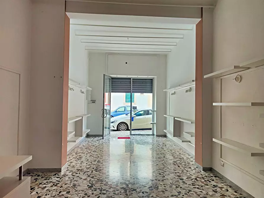 Immagine 1 di Negozio in affitto  in Via Vincenzo Petruzzi a Putignano