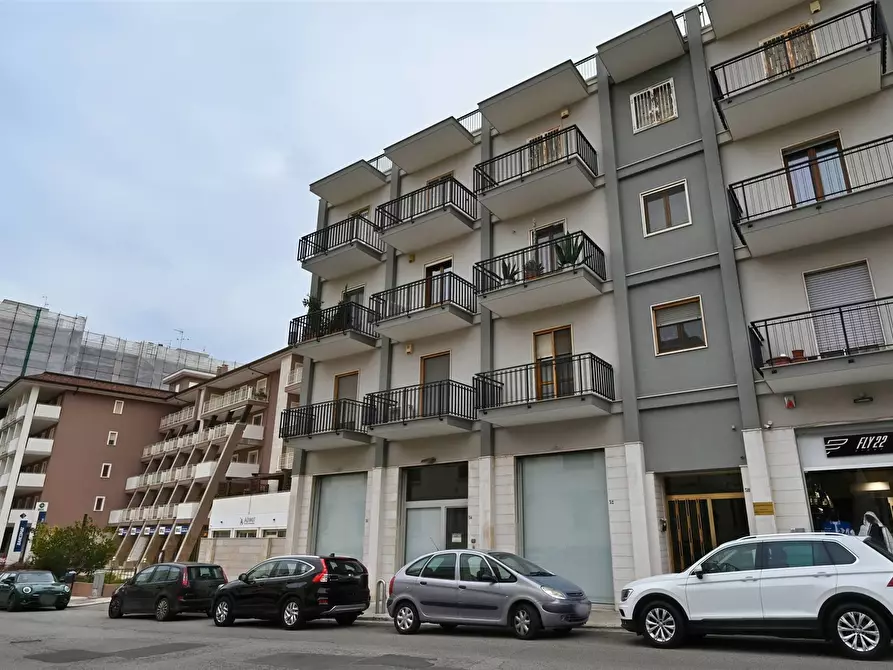 Immagine 1 di Negozio in affitto  in Via Conversano a Putignano