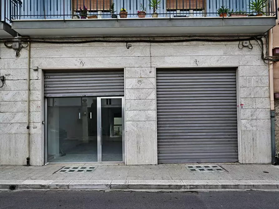 Immagine 1 di Negozio in affitto  in Via Dante a Putignano