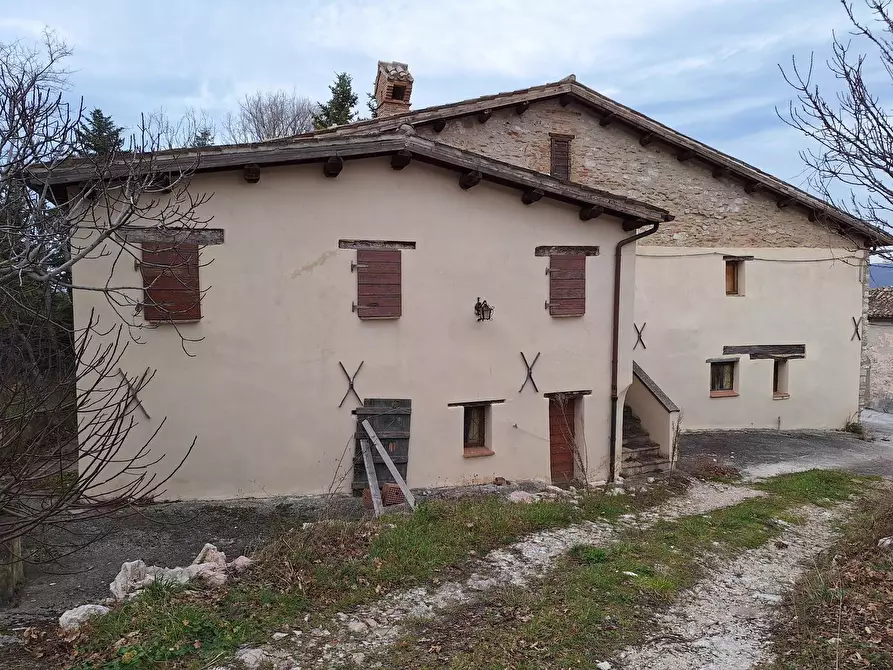 Immagine 1 di Rustico / casale in vendita  a Castelraimondo
